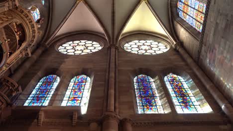 Glasmalerei-Der-Kathedrale-Unserer-Lieben-Frau-Von-Straßburg-Tagsüber