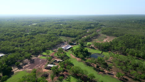 Drohnen-Luftaufnahmen-Eines-Golfplatzes-In-Tropischer-Natur