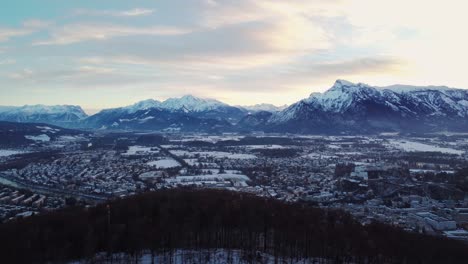 Salzburger-Stadtbild-Mit-Bergalpen-Im-Hintergrund,-Hohe-Luftaufnahme,-Tag