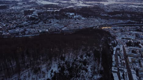 Wunderschöne-Luftaufnahme-Der-Schneebedeckten-Stadt-Salzburg-Im-Winter