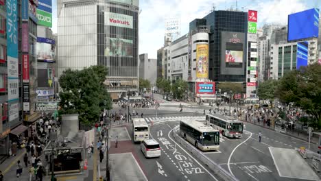 Blick-Auf-Die-Shibuya-Kreuzung-Von-Einer-Erhöhten-Position-Mit-Vorbeifahrendem-Verkehr