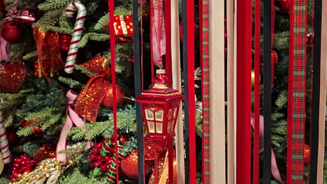Weihnachtsdekorationen-–-Bunte-Bänder-Und-Spielzeug-Hängen-Am-Mit-Kugeln-Und-Girlanden-Geschmückten-Weihnachtsbaum-–-Nahaufnahme