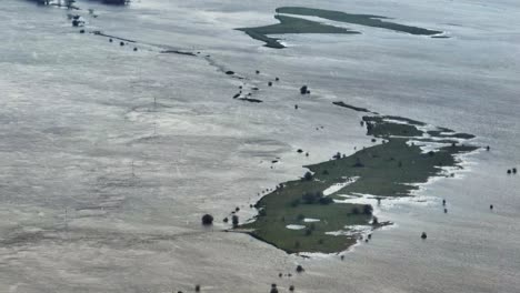 Luftaufnahmen-Von-überfluteten-Landwirtschaftlichen-Feldern-In-Der-Nähe-Von-Gorinchem,-Niederlande,-Anfang-Januar-2024-Mit-Leichtem-Schneefall-Im-Vordergrund