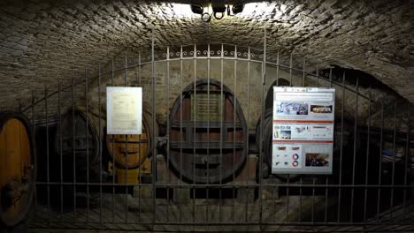 Historischer-Keller-Der-Hospize-Von-Straßburg-Mit-Alten-Weinfässern
