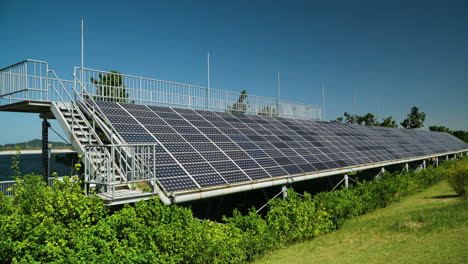 Paneles-Solares-En-El-Parque-Junto-Al-Río-En-Un-Día-Soleado-En-Corea-Del-Sur.