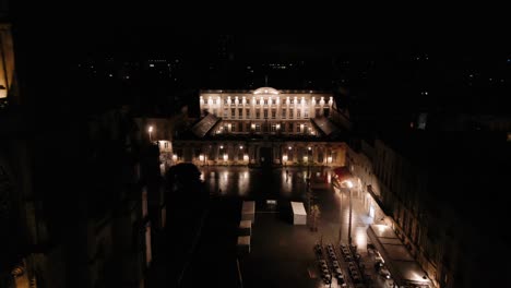 Ayuntamiento-De-Burdeos-Iluminado-Por-La-Noche,-Francia---Aéreo