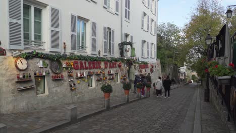 Many-Visitors-of-Montmartre-District-Can-Enjoy-Artisan-Shops