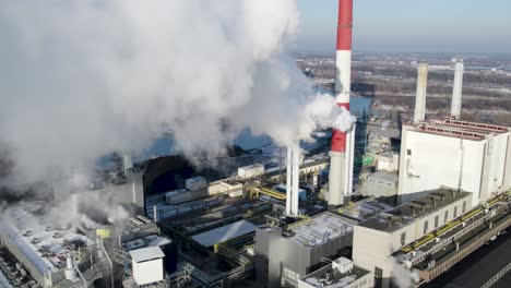 Die-Rauchenden-Und-Dampfenden-Schornsteine-Des-Heizkraftwerks-In-Warschau,-Polen