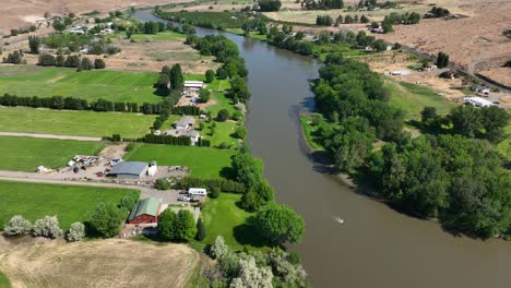 Drone-shot-of-farms-lining-the-Yakima-River-in-Eastern-Washington