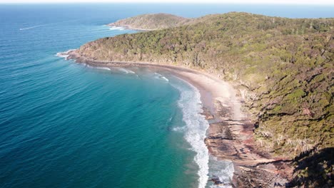 Malerische-Aussicht-Auf-Die-Landzunge-Und-Den-Strand-In-Noosa-Shire,-Queensland,-Australien---Drohnenaufnahme