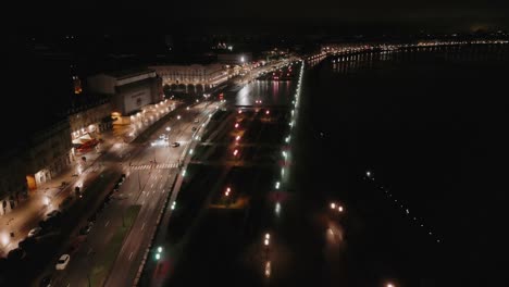 Lichter-Der-Stadt-Bordeaux-Entlang-Des-Flusses-Garonne-Bei-Nacht---Luftaufnahme