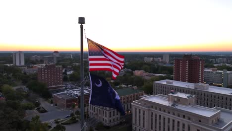 Banderas-De-Estados-Unidos-Y-Carolina-Del-Sur-Ondeando-En-El-Complejo-Del-Capitolio-Durante-El-Amanecer