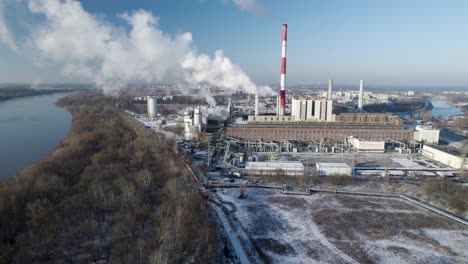 Foto-Panorámica-De-La-Industria-Contaminante-A-Lo-Largo-Del-Río-Vístula-En-Varsovia,-Polonia.