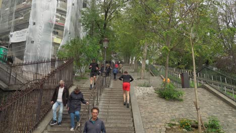 Funiculaire-Gare-Basse-En-Montmartre-Con-Escaleras-Muy-Empinadas