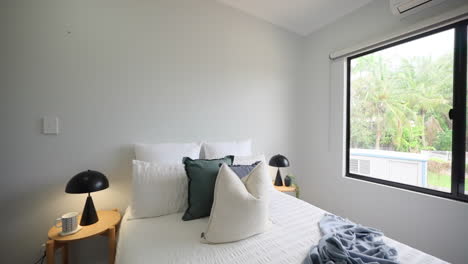 Dormitorio-Sencillo-Y-Moderno-Con-Vistas-A-La-Naturaleza-A-Través-De-Grandes-Ventanales