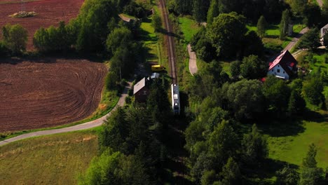 „Schienen-Durch-Die-Natur:-Luftaufnahmen-Von-Zug,-Wald