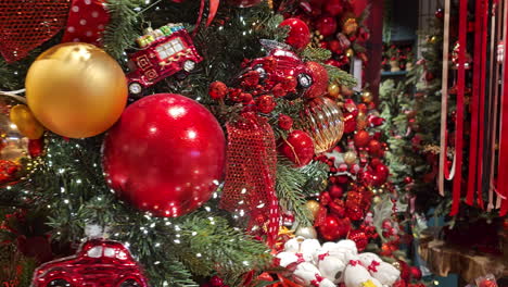 Der-Mit-Girlanden-Und-Glänzenden-Kugelspielzeugen-Geschmückte-Weihnachtsbaum-Dreht-Sich-Auf-Dem-Drehteller-–-Nahaufnahme