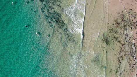 Surfing-Spot-Over-Turquoise-Water-Of-Noosa-Beach-In-Queensland,-Australia
