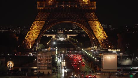 Tráfico-Intenso-Debajo-De-La-Torre-Eiffel-Por-La-Noche.