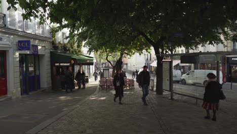 Los-Jóvenes-Parisinos-Caminan-Por-El-Distrito-De-Montmartre-En-Otoño.