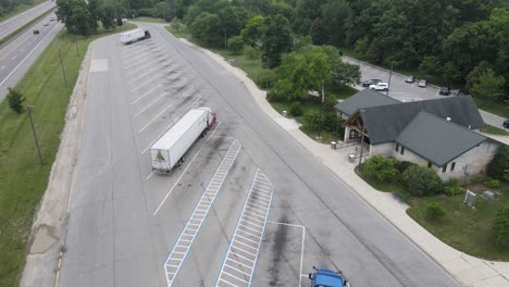 Trucker's-rest-stop-along-a-highway-near-Ann-Arbor,-Michigan,-USA