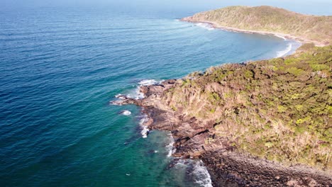 Rugged-Shore-With-Dense-Forest-In-Noosa-National-Park,-Queensland,-Australia