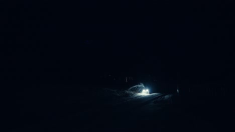 Schneefräse-Beleuchtet-In-Dunkler-Nacht