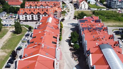 Rote-Dächer-Eines-örtlichen-Gebäudes-In-Der-Innenstadt-Von-Gizycko,-Luftaufnahme