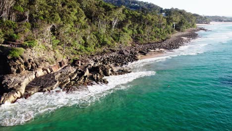 Waves-Onto-Rocky-Shore-Of-Tropical-Beach-In-Noosa-National-Park,-QLD-Australia