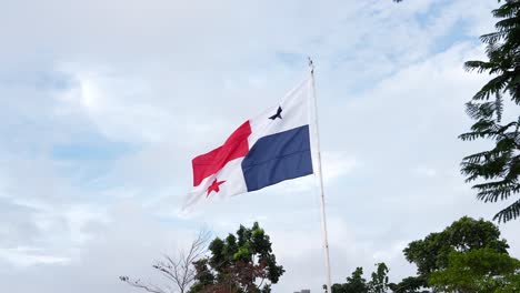 Panamá:-La-Bandera-Nacional,-Ondeando-Al-Viento-En-Un-Parque,-Rodeada-De-árboles