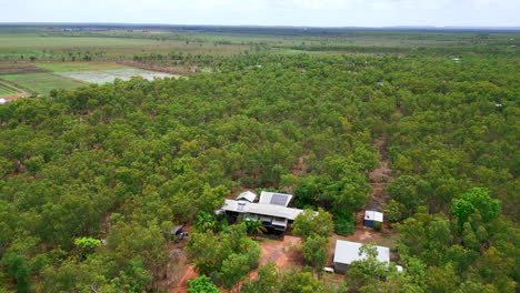 Casa-Rural-Rodeada-De-Naturaleza-En-El-Interior-Del-Territorio-Rural-Del-Norte-De-Australia-Drone-Aéreo
