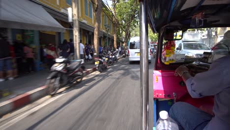 Tuk-Tuk-Auto-Rickshaw-En-La-Calle-Bangkok