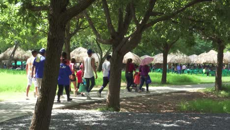Gente-Caminando-En-El-Parque-De-Atracciones-Bioparque