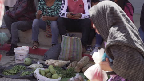 Xilitla,-Mexiko,-Stadtstraßenszene-Auf-Offenem-Markt,-Leute,-Die-Gemüse-Verkaufen,-Und-Alte-Frau,-Die-Vorbeigeht,-Zeitlupe-Im-Vollformat