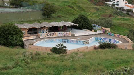 Verlassener,-Ruinöser-Pool-In-Canico,-Madeira