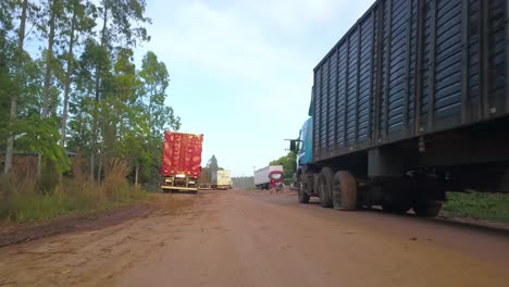 Camino-Rural,-Camiones-Y-Trabajadores-En-Campos-De-La-Industria-Maderera-En-Paraguay,-Conduciendo-Pov