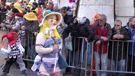 Solothurn,-Schweiz---03.-März-2019:-Lustiger,-Weiblich-Aussehender-Karnevalsclub-Mit-Lächerlichen-Masken,-Die-Beim-Karnevalsgeschäft-Spazieren-Gehen-Und-Tanzen