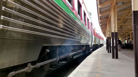 Un-Viaje-En-Tren-Desde-Bangkok-Al-Mercado-Ferroviario-De-Mae-Klong