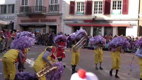 Solothurn,-Schweiz---03.-März-2019:-Ein-Musikalischer-Karnevalsclub-Mit-Riesigen-Violetten-Hüten,-Die-Wie-Blumen-Aussehen