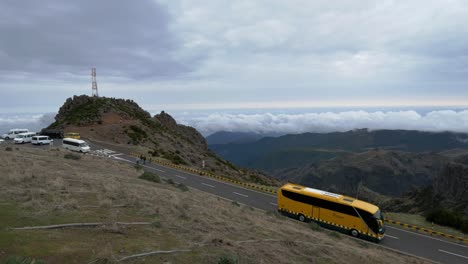 Parkende-Fahrzeuge-Am-Ende-Der-Bergstraße-über-Den-Wolken-Auf-Dem-Dritthöchsten-Gipfel-Der-Insel-Madeira,-Dem-Pico-Do-Areeiro