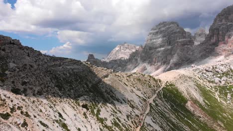 Luftüberflug-Rückwärts-über-Den-Wanderweg-Zum-Tre-Cime-Di-Lavardeo-In-Den-Italienischen-Dolomiten