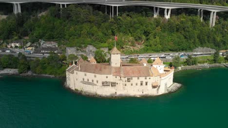 Luftaufnahme-Und-Hochkippen-Des-Schlosses-Chillon-Am-Genfersee