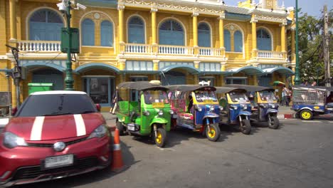 Tuk-Tuk-Fährt-Auf-Der-Straße-Von-Bangkok,-Thailand