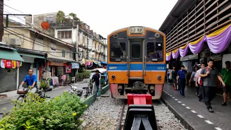 Eine-Zugfahrt-Von-Bangkok-Zum-Mae-Klong-Eisenbahnmarkt