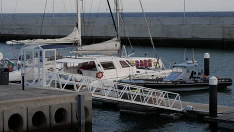 Barcos-Y-Yates-Amarrados-En-El-Puerto-De-Funchal-Al-Atardecer.