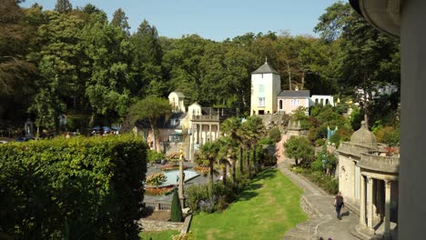 Garden-Of-Portmeirion,-An-Italian-Style-Tourist-Village-On-The-Coast-Of-North-Wales
