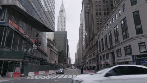 Poco-Tráfico-En-La-Calle-42-De-Nueva-York-Durante-El-Coronavirus-Con-El-Edificio-Chrysler.