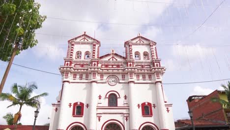 Wunderschöne-Kirche-In-Guatape,-Kolumbien