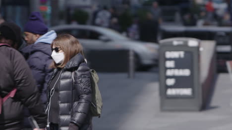 Women-wearing-a-face-mask-in-Time-Square