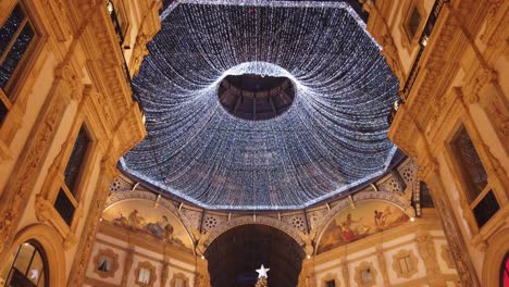 Mailand,-Italien---30.-Dezember-2018:-Wunderschöne-Weihnachtsdekoration-In-Der-Galleria-Vittorio-Emanuele-In-Mailand,-Italien